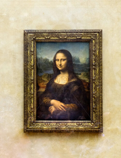 PARIS, FRANCE – OCTOBER 03, 2018: Original Monsa Lisa painting in Louvre. One of the most expensinve artwork by Leonardo Davinci in the gallery - Starpik