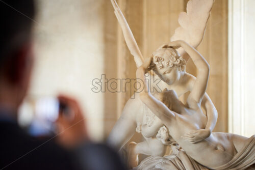 PARIS, FRANCE – OCTOBER 03, 2018: Sculpture of beloved couple at Louvre Museum - Starpik