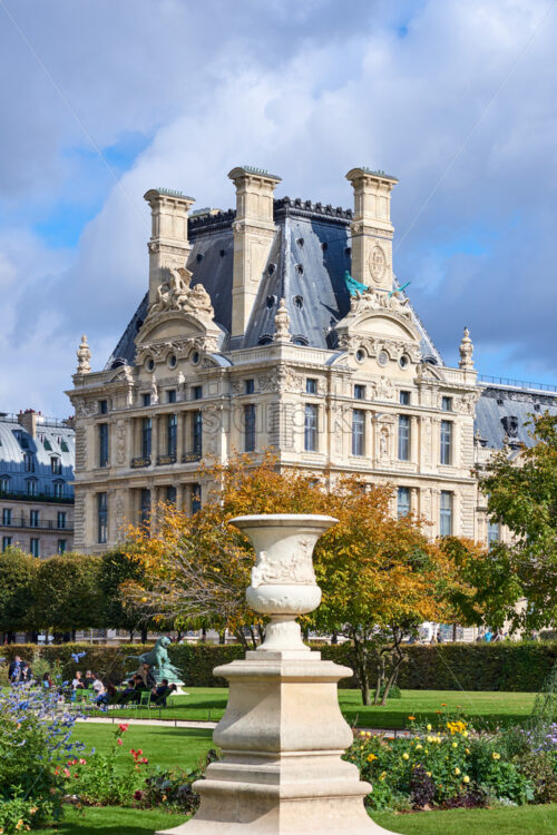 PARIS, FRANCE – OCTOBER 03, 2018: View to Louvre Museum from Tuileries Garden - Starpik