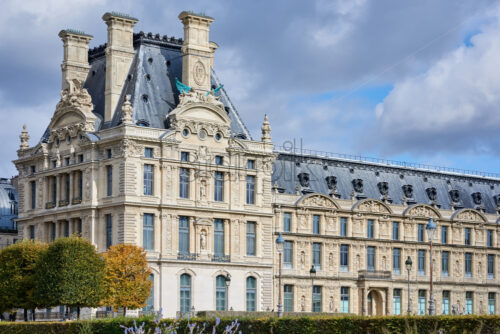 PARIS, FRANCE – OCTOBER 03, 2018: View to Louvre Museum from Tuileries Garden - Starpik