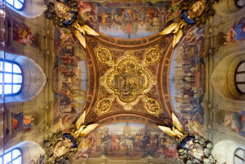 PARIS, FRANCE – OCTOBER 03, 2018: Wide angle view to Louvre’s museum ceiling. Old style ornaments representing ancient stories - Starpik