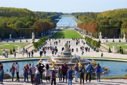 PARIS, FRANCE – SEPTEMBER 28, 2018: Garden of Versailles Palace with Latona fountain and people - Starpik