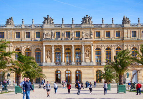 PARIS, FRANCE – SEPTEMBER 28, 2018: Palace of Versailles main facade at daylight. People walking in front - Starpik