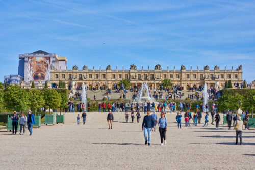 PARIS, FRANCE – SEPTEMBER 28, 2018: Palace of Versailles main facade at daylight. People walking in front - Starpik