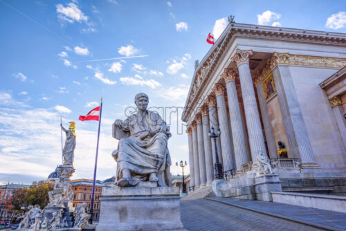 Roman statue at historic building of the austrian parliament in vienna - Starpik