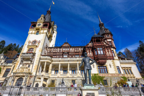 SINAIA, ROMANIA – OCTOBER 28, 2018: Peles Castle at daylight with a lot of people in front. Autumn season - Starpik