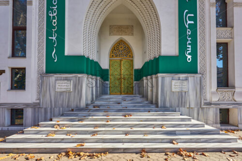 Shot of the entrance to the mosque in Odessa, steps leading to the door are made from marble - Starpik