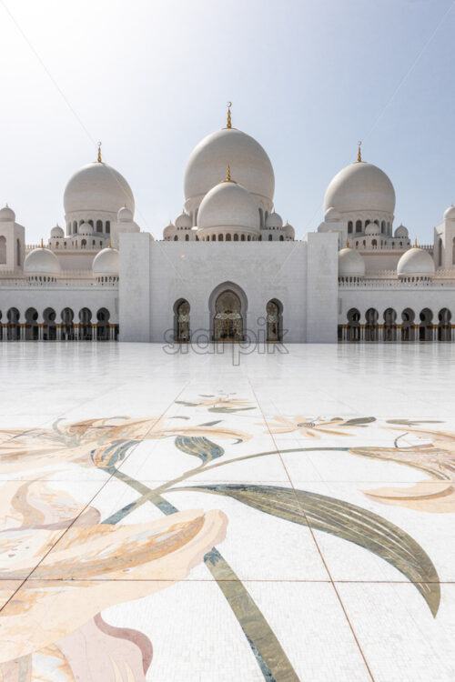 The famous Sheikh Zayed Grand Mosque from Abu Dhabi, United Arab Emirates. A unique toursitic atraction in UAE, that was inspired from middle East’s most beautiful mosques - Starpik