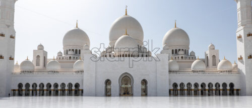 The famous Sheikh Zayed Grand Mosque from Abu Dhabi, United Arab Emirates. A unique toursitic atraction in UAE, that was inspired from middle East’s most beautiful mosques - Starpik