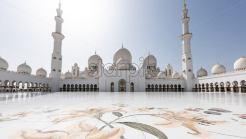 The famous Sheikh Zayed Grand Mosque from Abu Dhabi, United Arab Emirates. A unique toursitic atraction in UAE, that was inspired from middle East’s most beautiful mosques - Starpik