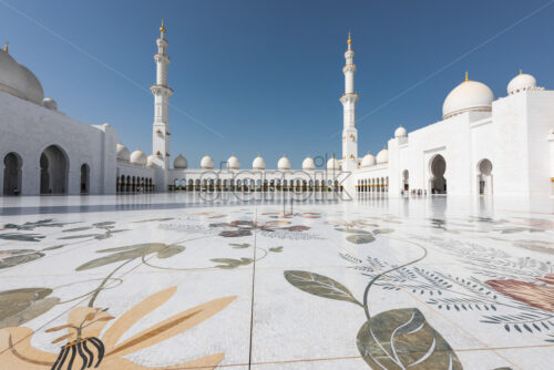 The famous Sheikh Zayed Grand Mosque from Abu Dhabi, United Arab Emirates. A unique toursitic atraction in UAE, that was inspired from middle East’s most beautiful mosques - Starpik