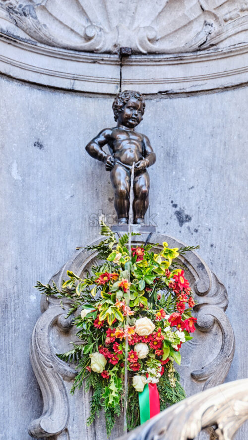 The statue of Manneken Pis from front view. Famous peeing boy in Brussels, Belgium - Starpik