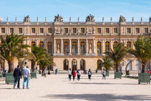 VERSAILLES, FRANCE – SEPTEMBER 29, 2018: Palace de Versailles in mid autumn. Colourful building with a lot of warm colours. Wide angle shot - Starpik