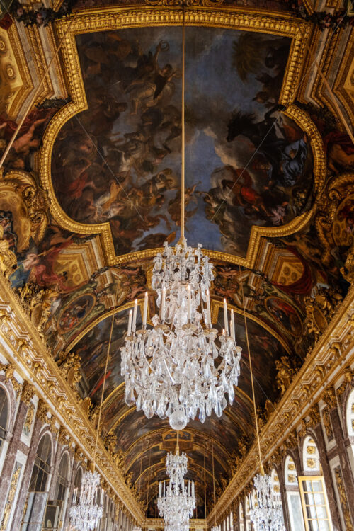 VERSAILLES, FRANCE – SEPTEMBER 29, 2018: Wide angle view to the ceiling of Palace Versaille. Old oranaments representig he hystori of France - Starpik