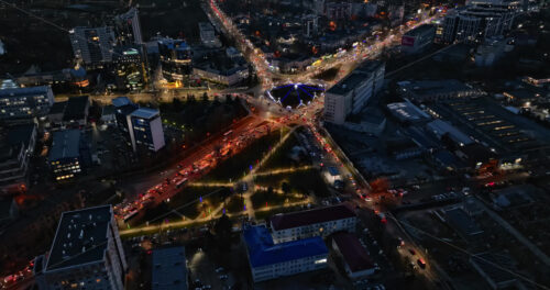 Video Aerial drone view of cars in traffic at a roundabout in Chisinau, Moldova at sunset - Starpik