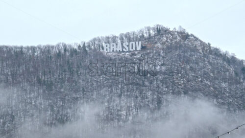 Video Brasov writing on the top of the Tampa mountain in the snow - Starpik Stock