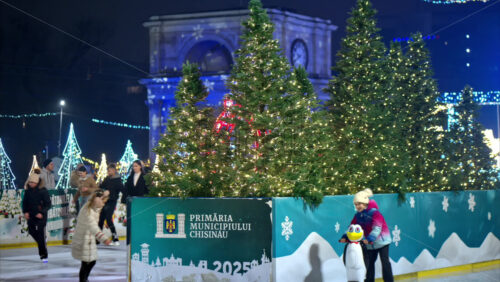 Video Chisinau, Moldova – December 24, 2024: People ice skating at the Christmas Market in the evening - Starpik Stock