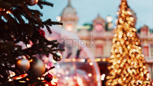 Video Close up of decorations on a Christmas tree in front of the Monte Carlo Casino in Monaco in the evening - Starpik Stock