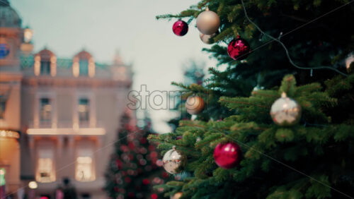 Video Close up of decorations on a Christmas tree in front of the Monte Carlo Casino in Monaco in the evening - Starpik Stock