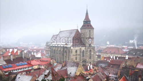 Video Distant view of the Black Church in Brasov in south-eastern Transylvania, Romania while snowing - Starpik Stock