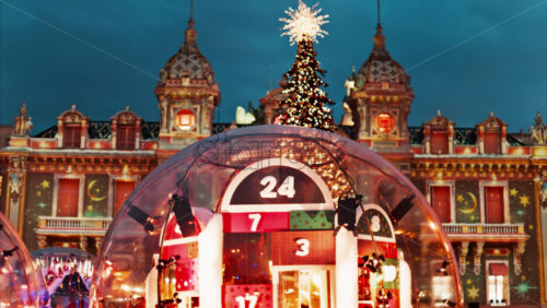 Video Monte Carlo, Monaco – December 14, 2024: Big Christmas advent calendar decorations in bubbles in the courtyard of the Monte Carlo Casino - Starpik Stock