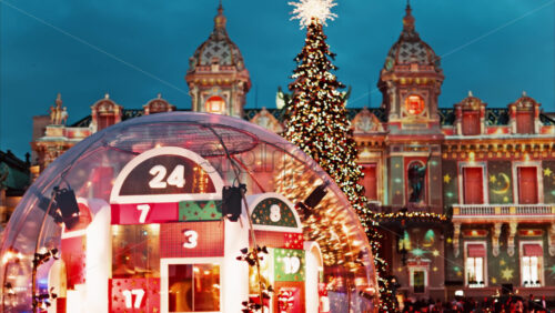 Video Monte Carlo, Monaco – December 14, 2024: Big Christmas advent calendar decorations in bubbles in the courtyard of the Monte Carlo Casino - Starpik Stock