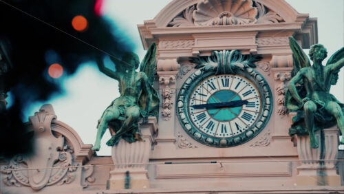 Video Monte Carlo, Monaco – December 14, 2024: Close up of the top of the Monte Carlo Casino in the evening - Starpik Stock