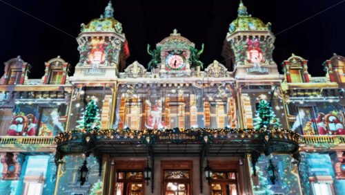 Video Monte Carlo, Monaco – December 14, 2024: Front view of the Monte Carlo Casino decorated for Christmas in the evening - Starpik Stock