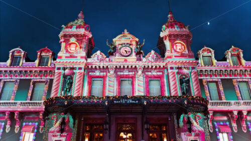 Video Monte Carlo, Monaco – December 14, 2024: Front view of the Monte Carlo Casino decorated for Christmas in the evening - Starpik Stock