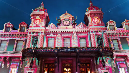 Video Monte Carlo, Monaco – December 14, 2024: Front view of the Monte Carlo Casino decorated for Christmas in the evening - Starpik Stock