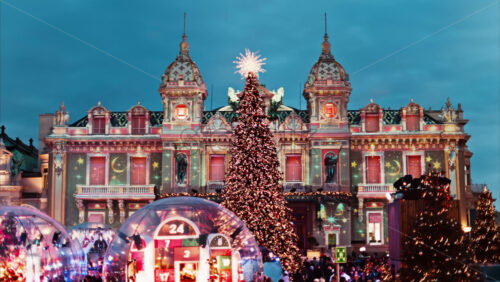 Video Monte Carlo, Monaco – December 14, 2024: Front view of the Monte Carlo Casino decorated for Christmas in the evening - Starpik Stock