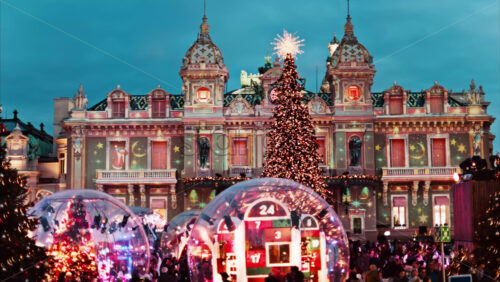 Video Monte Carlo, Monaco – December 14, 2024: Front view of the Monte Carlo Casino decorated for Christmas in the evening - Starpik Stock