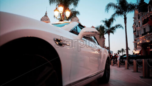 Video Monte Carlo, Monaco – October 4, 2024: Luxury cars moving through the courtyard of the Monte Carlo Casino in the evening - Starpik Stock