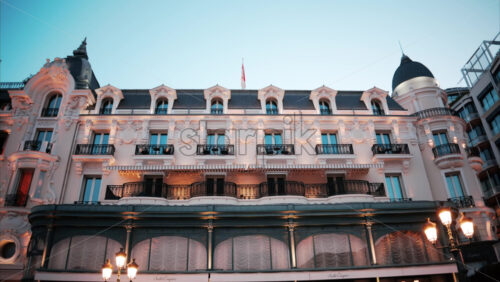 Video Monte Carlo, Monaco – October 4, 2024: The facade of the Monte-Carlo Casino in the evening - Starpik Stock