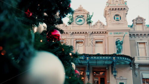 Video Monte Carlo , Monaco -December 23, 2024: Close up of decorations on a Christmas tree in front of the Monte Carlo Casino - Starpik Stock