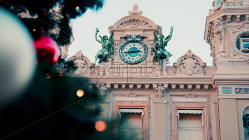 Video Monte Carlo , Monaco -December 23, 2024: Close up of decorations on a Christmas tree in front of the Monte Carlo Casino - Starpik Stock