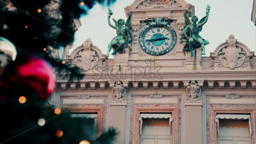 Video Monte Carlo , Monaco -December 23, 2024: Close up of decorations on a Christmas tree in front of the Monte Carlo Casino - Starpik Stock