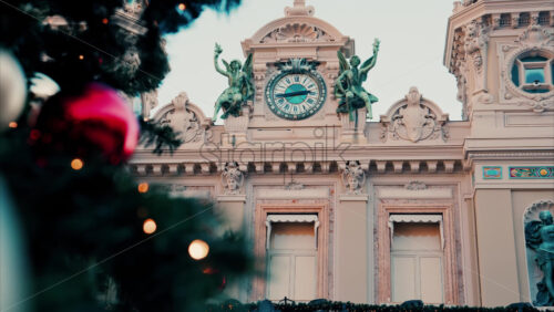 Video Monte Carlo , Monaco -December 23, 2024: Close up of decorations on a Christmas tree in front of the Monte Carlo Casino - Starpik Stock