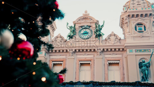 Video Monte Carlo , Monaco -December 23, 2024: Close up of decorations on a Christmas tree in front of the Monte Carlo Casino - Starpik Stock