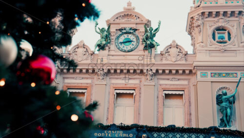 Video Monte Carlo , Monaco -December 23, 2024: Close up of decorations on a Christmas tree in front of the Monte Carlo Casino - Starpik Stock