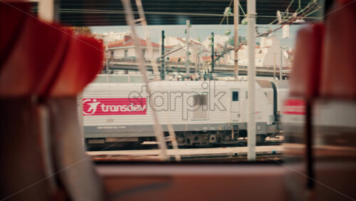 Video Nice, France – November 4, 2024: Close up of the seats near the window of a moving train with a view of the train station - Starpik Stock