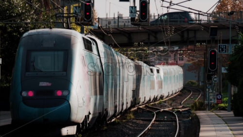 Video Nice, France – October 24, 2024: Close up of a blue train moving on the rails near the station - Starpik Stock