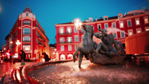 Video Nice, France – October 8, 2024: Close up of the Fontaine du Soleil at Place Massena in the evening - Starpik Stock