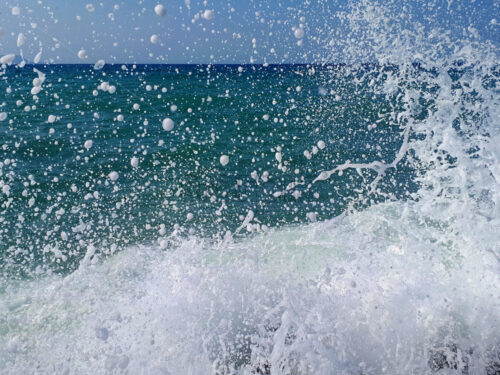 Water splashes at sea and beach with blue sky in heraklion, crete island, greece - Starpik