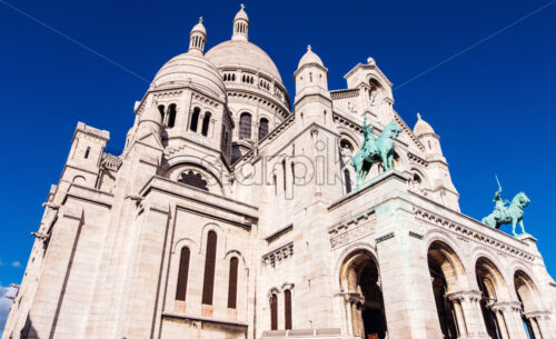 Wide angle view to the stairs leading to Sacre Coeur Basilica in Paris. Blue sky with no clouds - Starpik