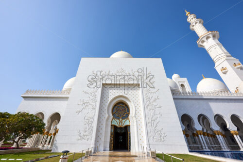 Wide shot of Jumeirah Mosque entrance at daylight. Dubai, United Arab Emirates - Starpik