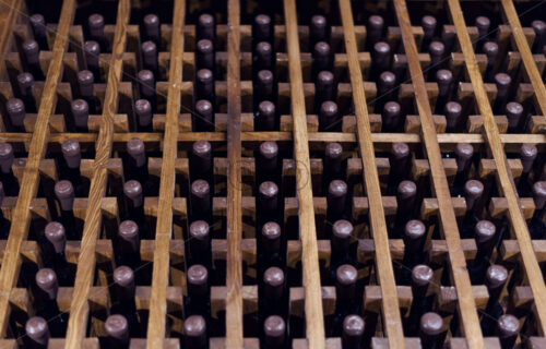 Wine bottles on wooden logs - Starpik