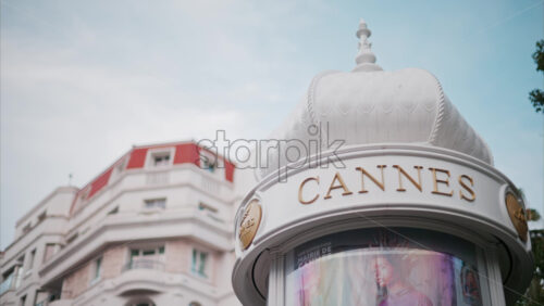 video Cannes, France – October 14, 2024: White, rotating signboard with the words Cannes - Starpik Stock