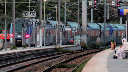 video Grey train slowly leaving the Grasse, France station in the evening - Starpik Stock