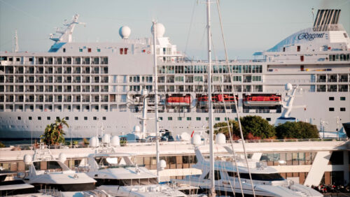 video Monte Carlo, Monaco – October 14, 2024: View of boats docked at the Monaco Yacht Club in daylight - Starpik Stock